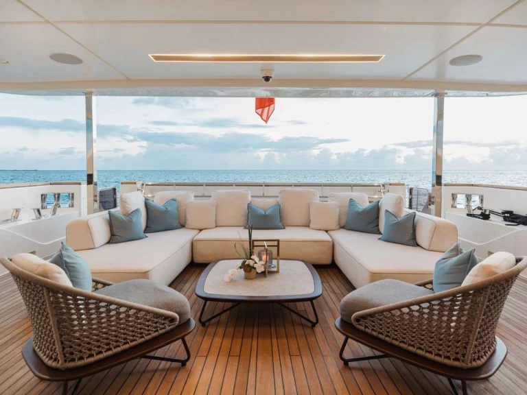 Wynajem Luksusowy jacht Custom Line z patentem 