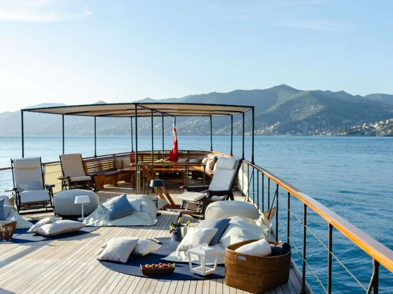 Wynajem łodzi Cannes tanio OVER THE RAINBOW OF LONDON