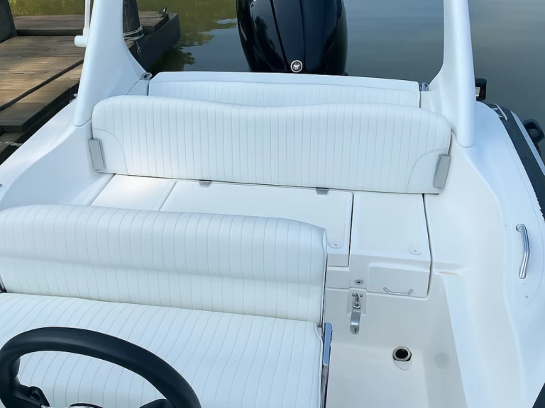 Łódż półsztywna do wynajmu w Cavalaire-sur-Mer w najlepszej cenie