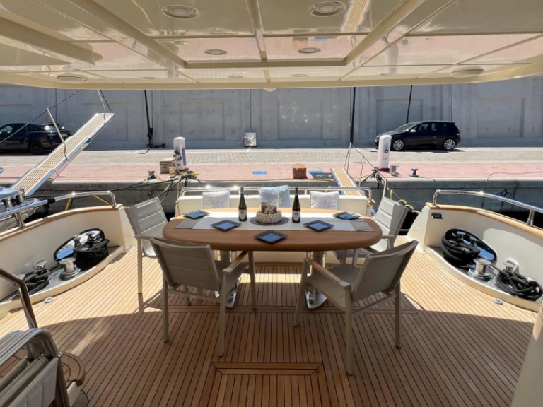 Luksusowy jacht do wynajmu w Castellammare di Stabia w najlepszej cenie