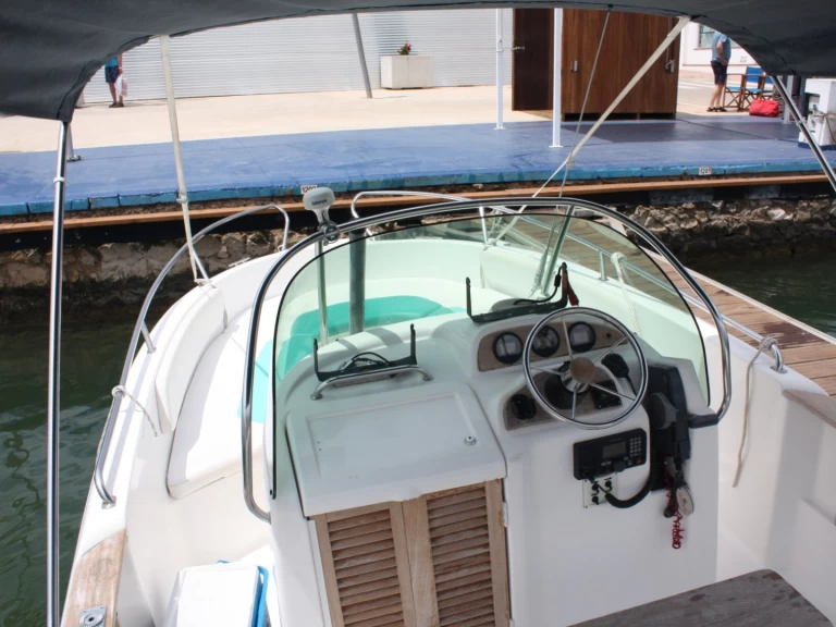 Jeanneau Cap Camarat 625 między profesjonalistami a osobami prywatnymi w Fornells