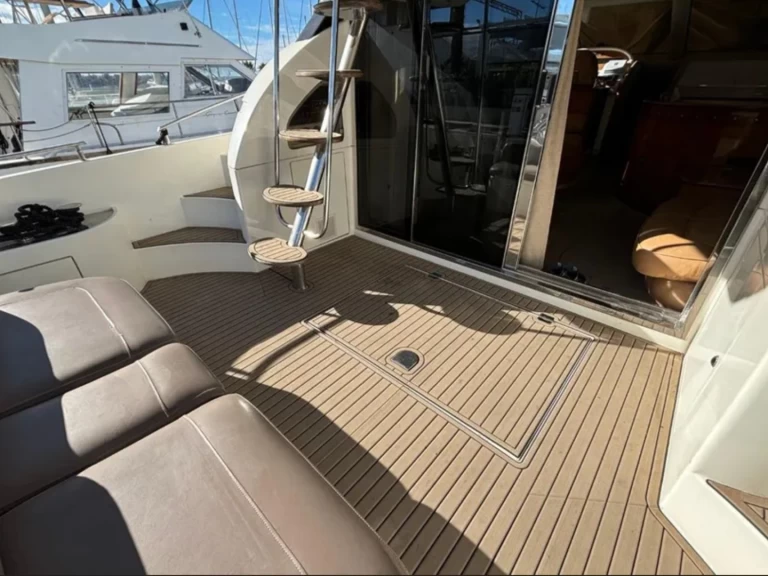 Luksusowy jacht do wynajmu w Torrevieja w najlepszej cenie