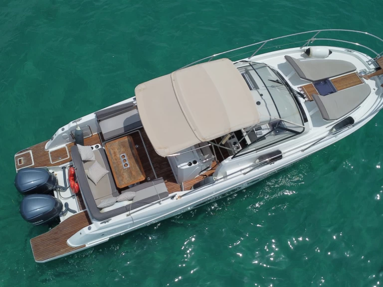 Wynajmij Jeanneau Cap Camarat 10.5 WA w Puerto Portals