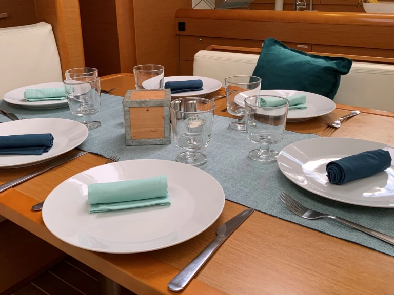 Jeanneau Sun Odyssey 469 między profesjonalistami a osobami prywatnymi w Nicea