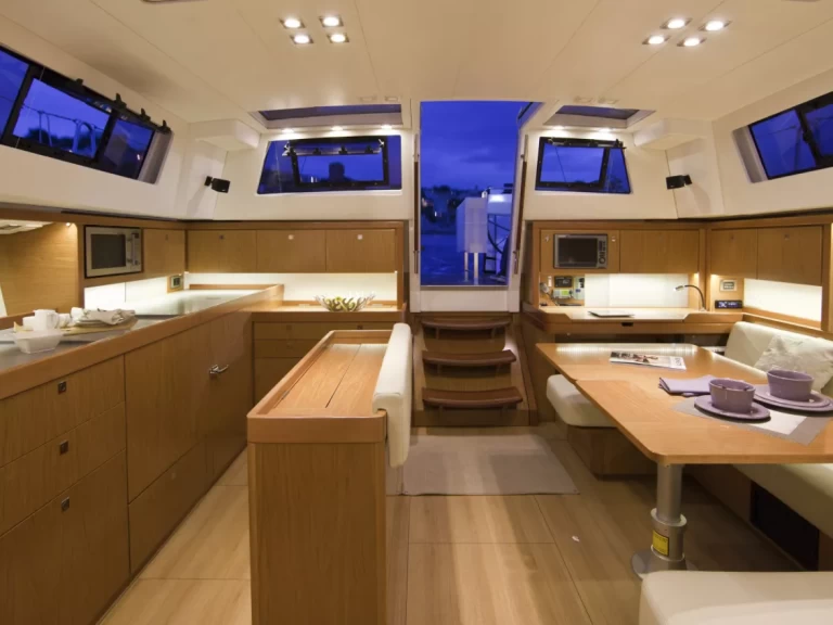 Wynajem Żaglowiec Bénéteau z patentem 