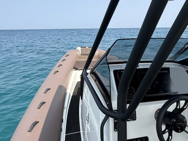 Brig Eagle 10 między profesjonalistami a osobami prywatnymi w Saint-Tropez