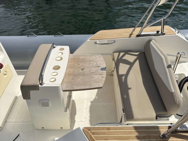 Wynajmij Łódż półsztywna z lub bez skippera Capelli w Port de Hyères (St Pierre)