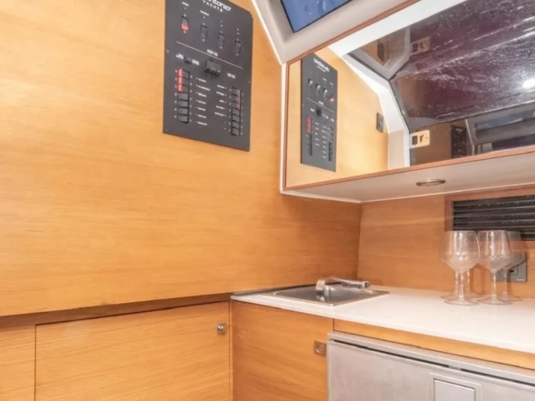 De Antonio D33 Open D33 między profesjonalistami a osobami prywatnymi w Ibiza Magna