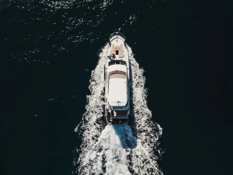 Wynajmij Luksusowy jacht z lub bez skippera Jeanneau w Podstrana