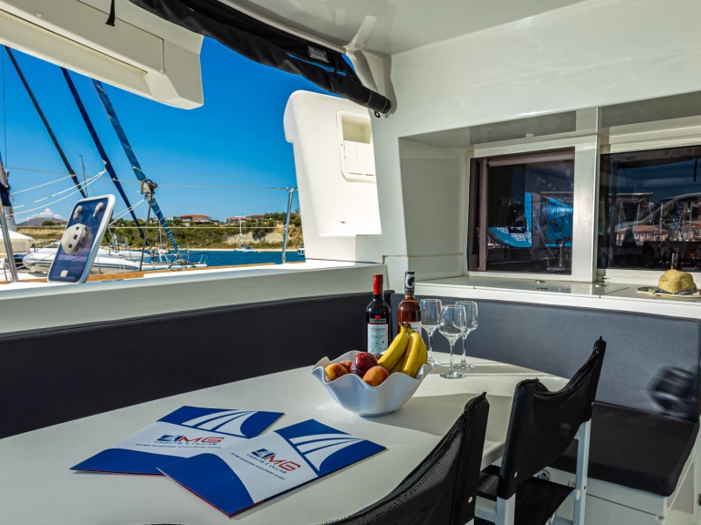 Lagoon Lagoon 450 F między profesjonalistami a osobami prywatnymi w Palairos