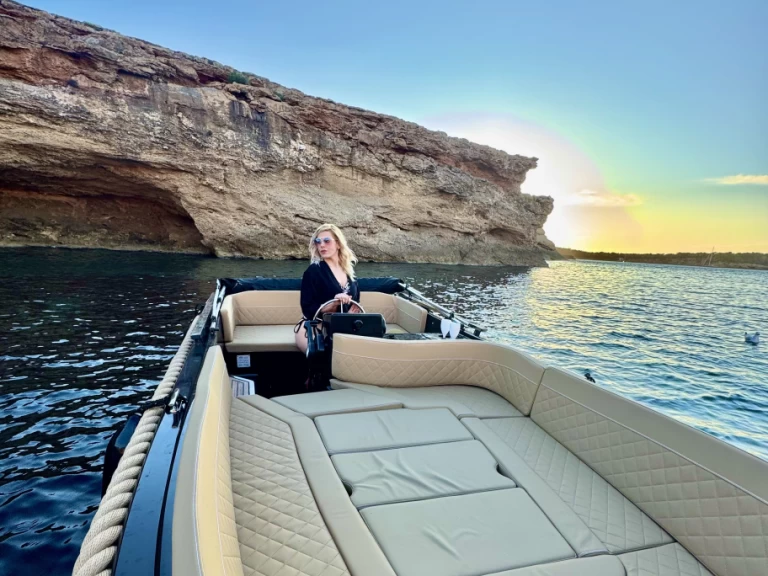 Wynajem Motorówka Silent Yachts z patentem 