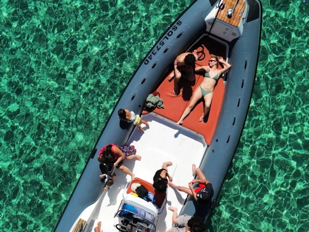 Łódż półsztywna do wynajmu w Cala Gonone w najlepszej cenie