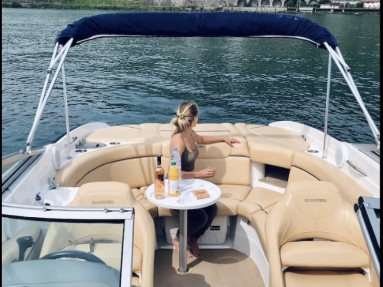 Wynajem Motorówka Rinker z patentem 