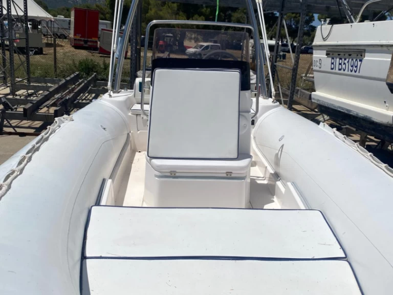 Selva Evolution D.600 między profesjonalistami a osobami prywatnymi w Saint-Florent