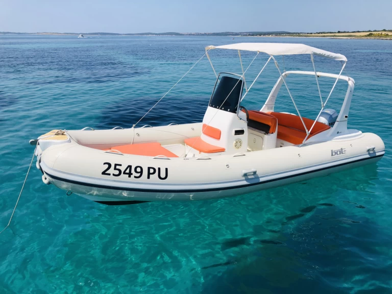 Wynajmij Łódż półsztywna z lub bez skippera Bat 590 w Medulin