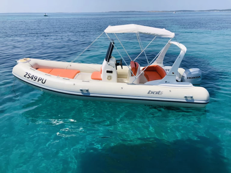 Wynajem Łódż półsztywna Bat 590 z patentem 