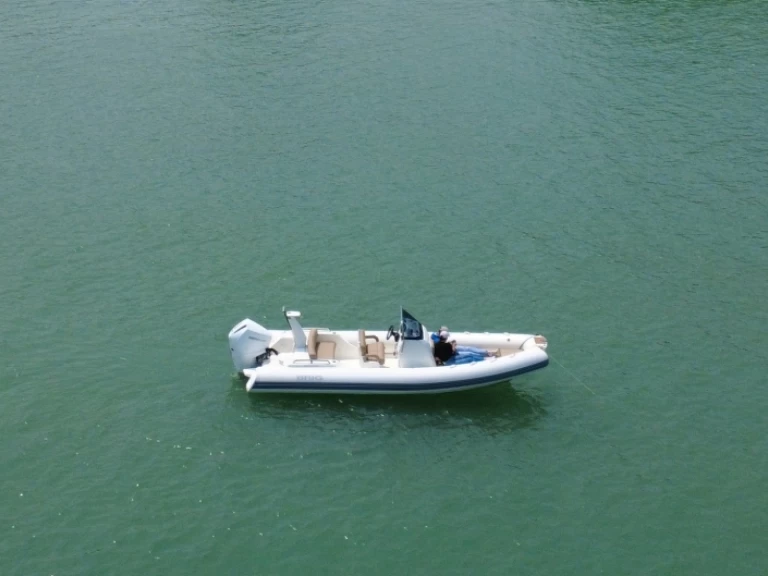 Łódż półsztywna do wynajmu w Saint-Martin-de-Ré w najlepszej cenie