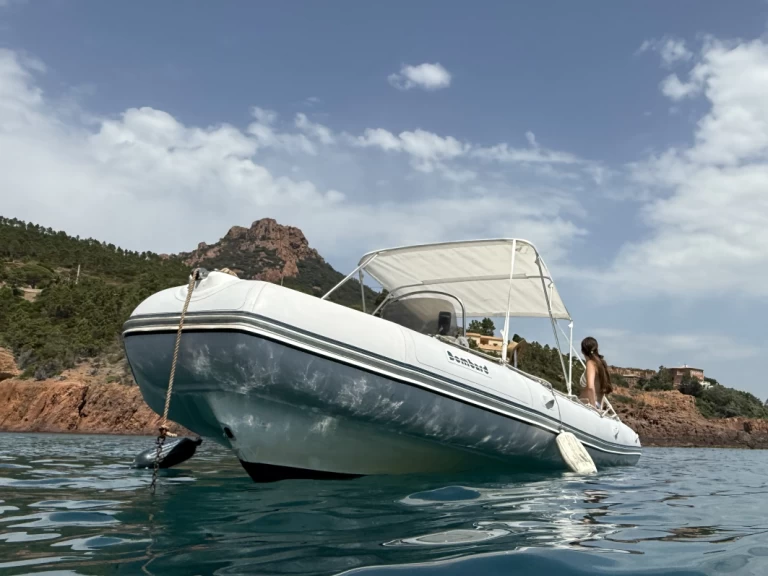 Łódż półsztywna do wynajmu w Saint-Raphael w najlepszej cenie