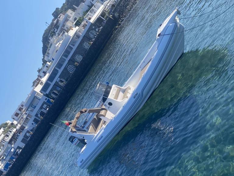 Wynajem Łódż półsztywna Stingher z patentem 