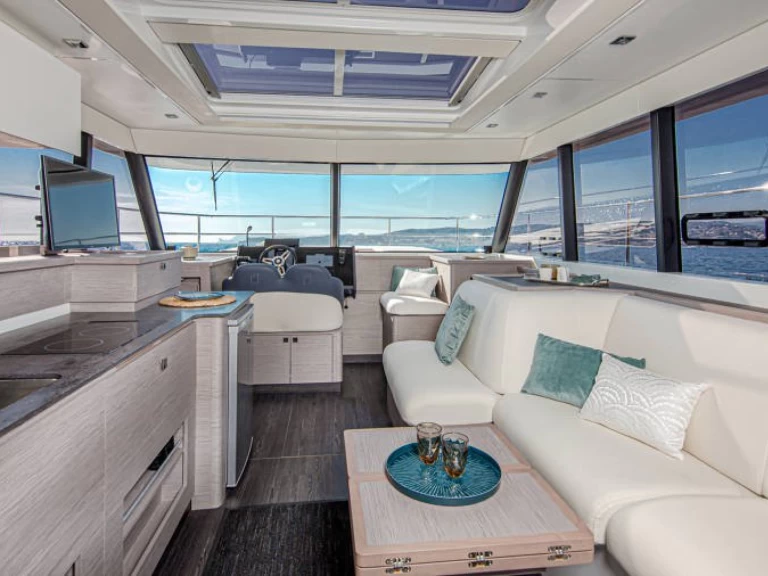 Wynajem Motorówka Fountaine Pajot z patentem 