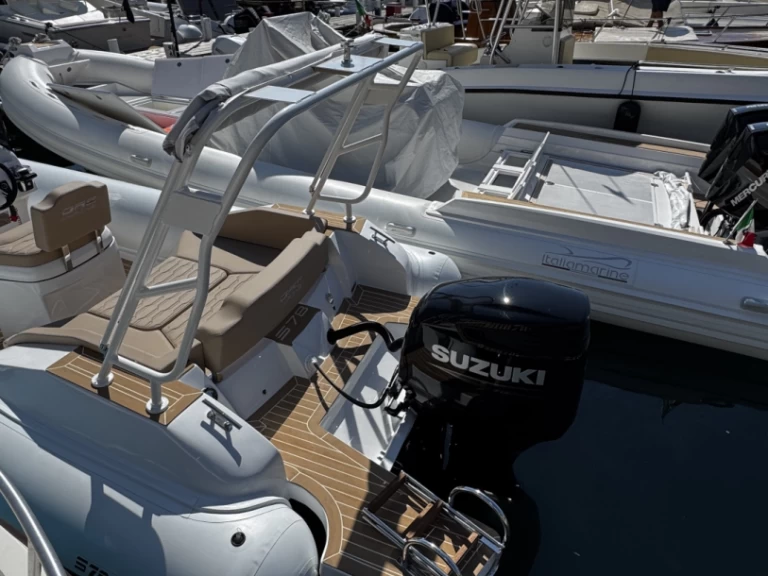 Łódż półsztywna do wynajmu w Neapol w najlepszej cenie