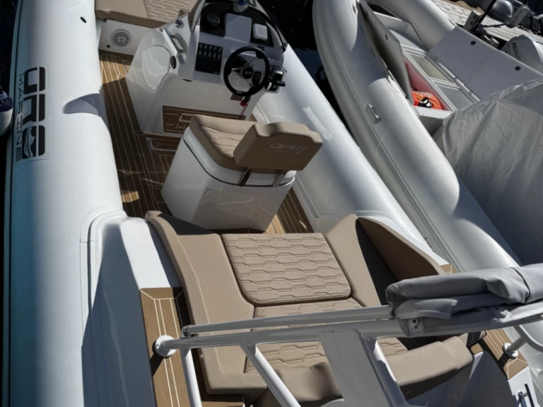 Oromarine Oromarine S-78 między profesjonalistami a osobami prywatnymi w Neapol