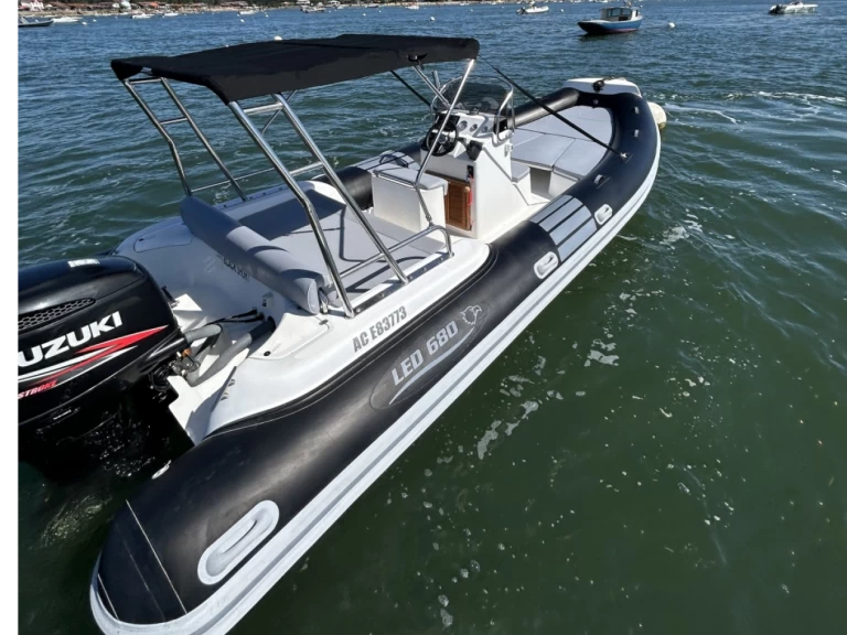 Łódż półsztywna do wynajmu w Grand Piquey w najlepszej cenie