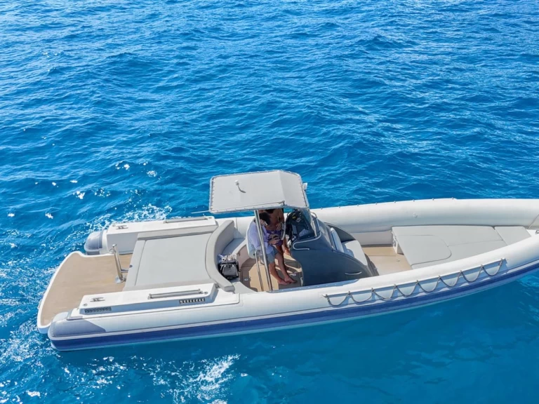 Wynajem Łódż półsztywna Top Marine z patentem 