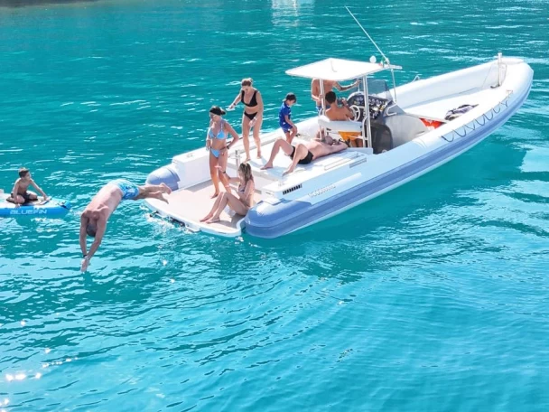 Łódż półsztywna do wynajmu w Lerici w najlepszej cenie