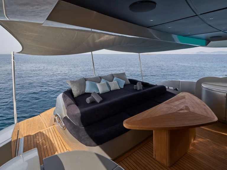 Wynajem Luksusowy jacht Pershing z patentem 