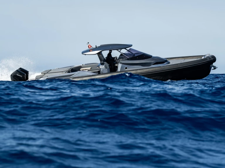 Wynajem Łódż półsztywna Sacs z patentem 