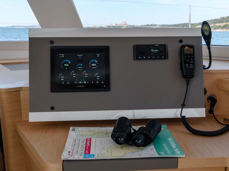 Wynajem Katamaran Fountaine Pajot z patentem 