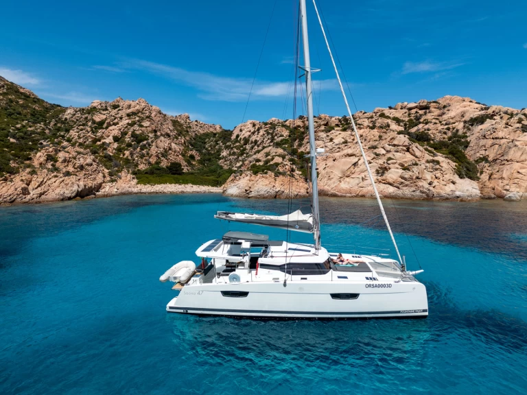 Fountaine Pajot Saona 47 między profesjonalistami a osobami prywatnymi w Cannigione