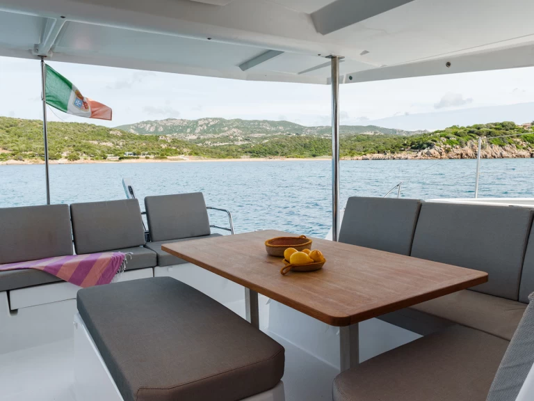 Katamaran do wynajmu w Cannigione w najlepszej cenie