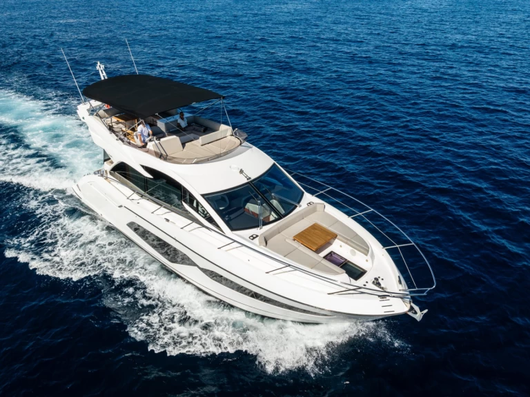 Sunseeker Manhattan 52 między profesjonalistami a osobami prywatnymi w San Ġiljan