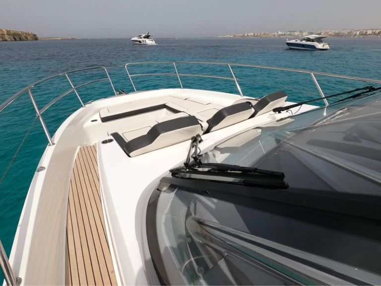 Wynajem Motorówka Jeanneau z patentem 