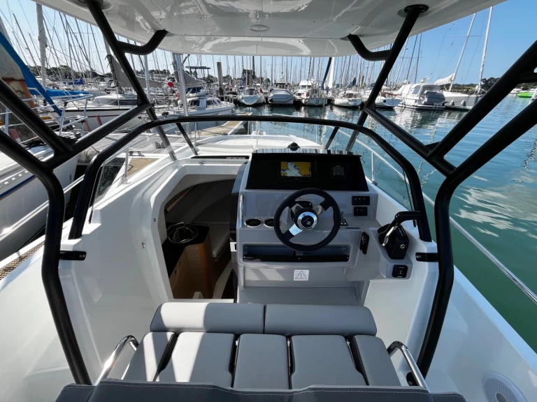 Jeanneau Cap Camarat 7.5 WA między profesjonalistami a osobami prywatnymi w Port la Forêt