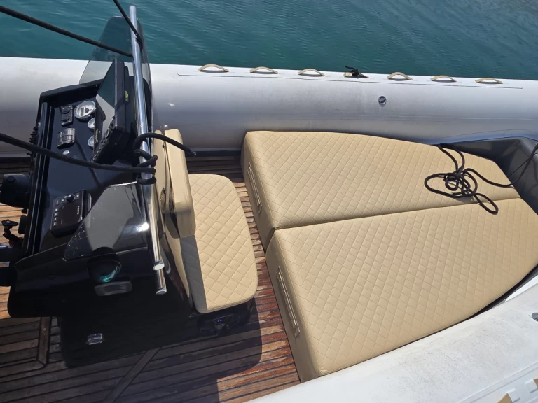 Łódż półsztywna do wynajmu w Novalja w najlepszej cenie