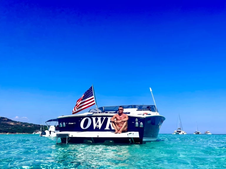 Tornado 38 classic między profesjonalistami a osobami prywatnymi w Porto Cervo