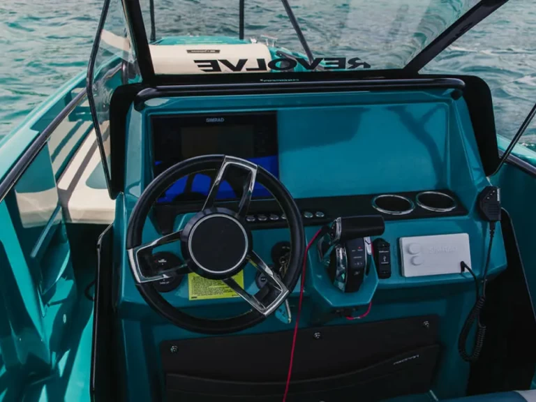 Wynajem Motorówka Axopar z patentem 