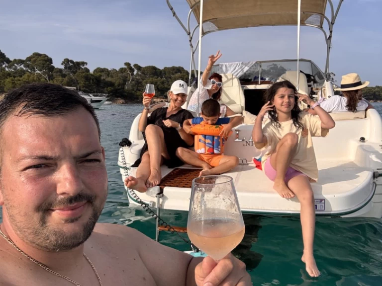 Wynajem łodzi Villeneuve-Loubet tanio Cap Camarat 705