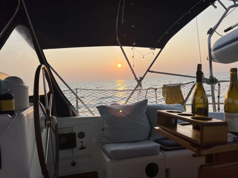 Wynajem Żaglowiec Jeanneau z patentem 