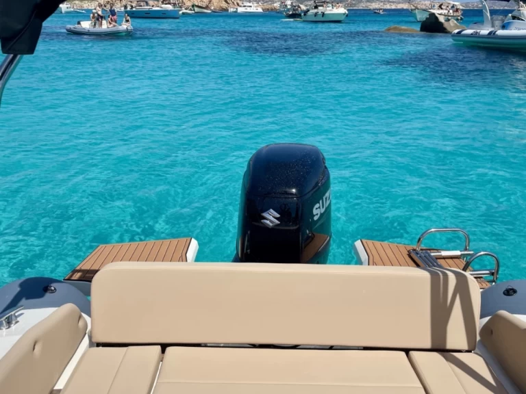 Wynajem Łódż półsztywna Nuova Jolly z patentem 