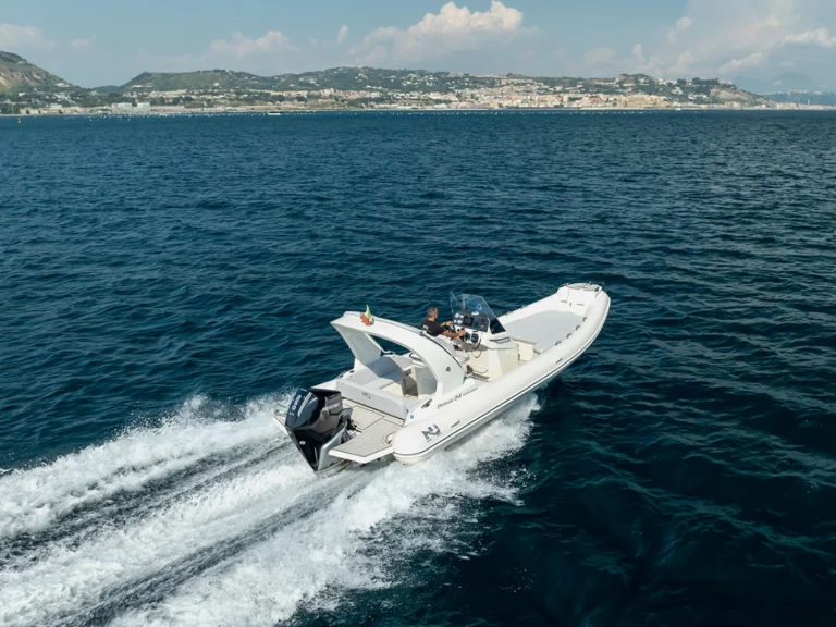 Nuova Jolly Prince 24 między profesjonalistami a osobami prywatnymi w Portisco