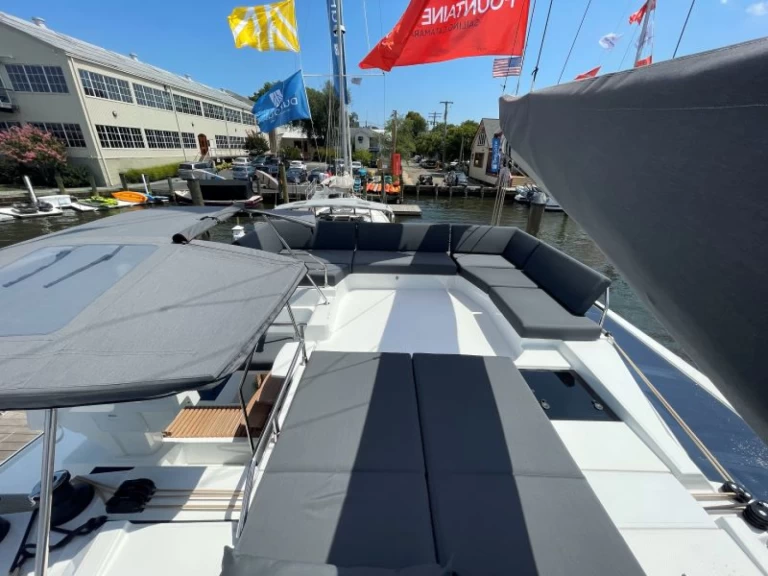 Fountaine Pajot Tanna 47 między profesjonalistami a osobami prywatnymi w Annapolis