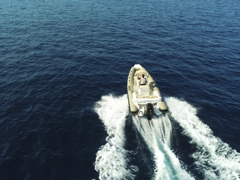 Joker Boat Coaster 580 między profesjonalistami a osobami prywatnymi w Hyeres