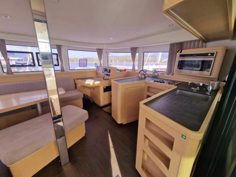 Wynajem Katamaran Lagoon z patentem 