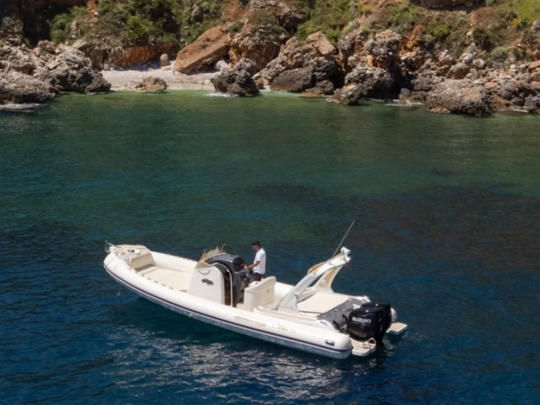 Wynajem Łódż półsztywna Kleos z patentem 