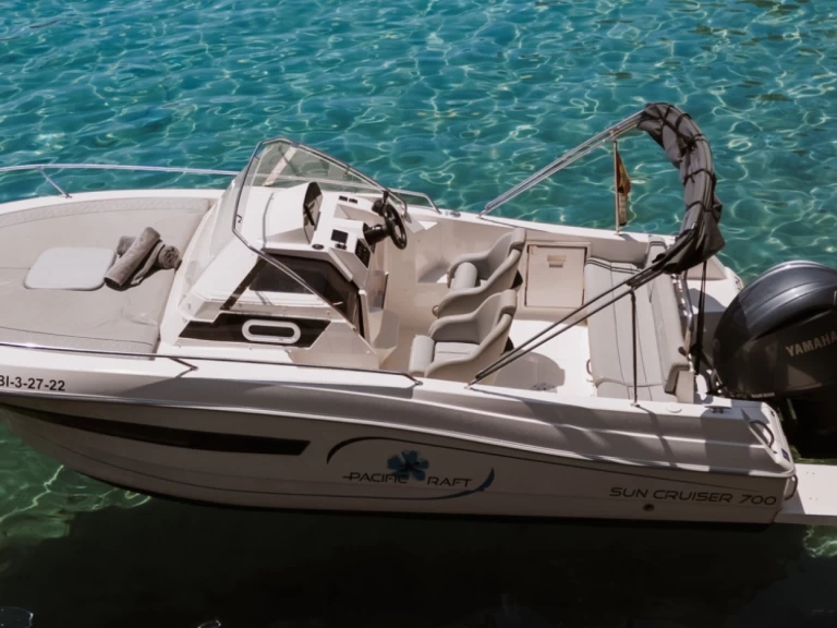 Wynajem Motorówka Pacific Craft z patentem 