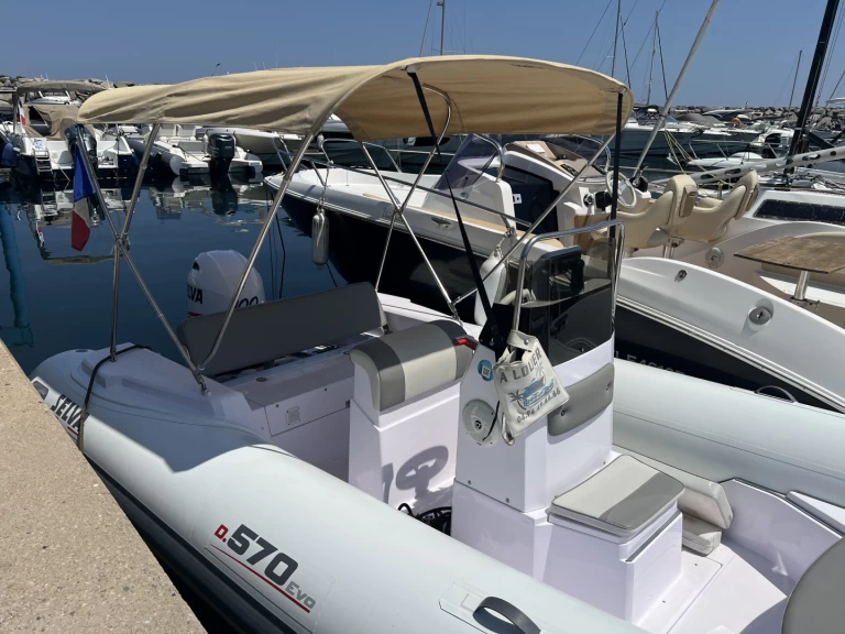 Łódż półsztywna do wynajmu w Sainte-Maxime w najlepszej cenie